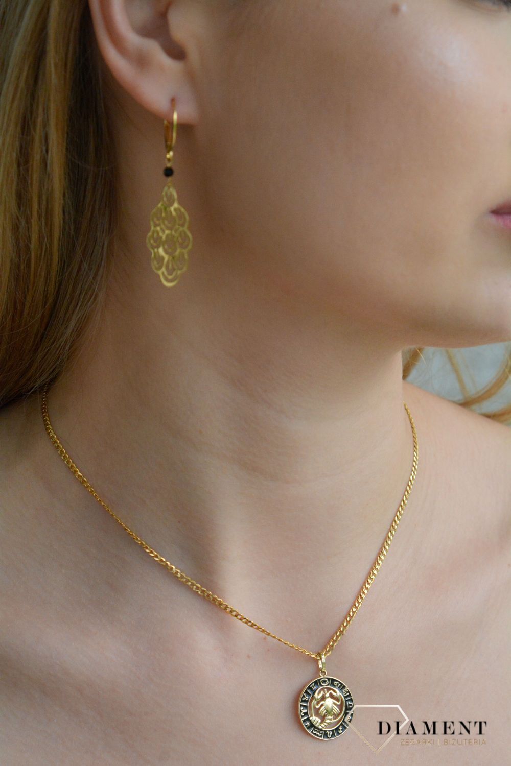 Złota zawieszka 585 znak zodiaku Rak z czarną emalią w kółku ZA 7310J.jpg